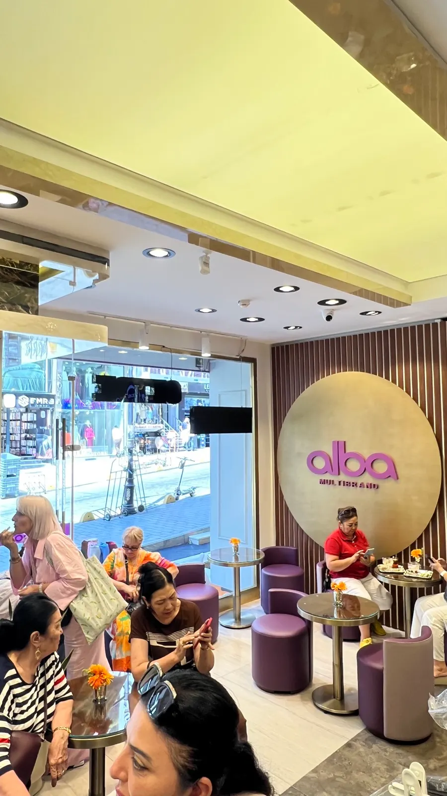 ALBA Café mağaza içindeki dinlenme alanı